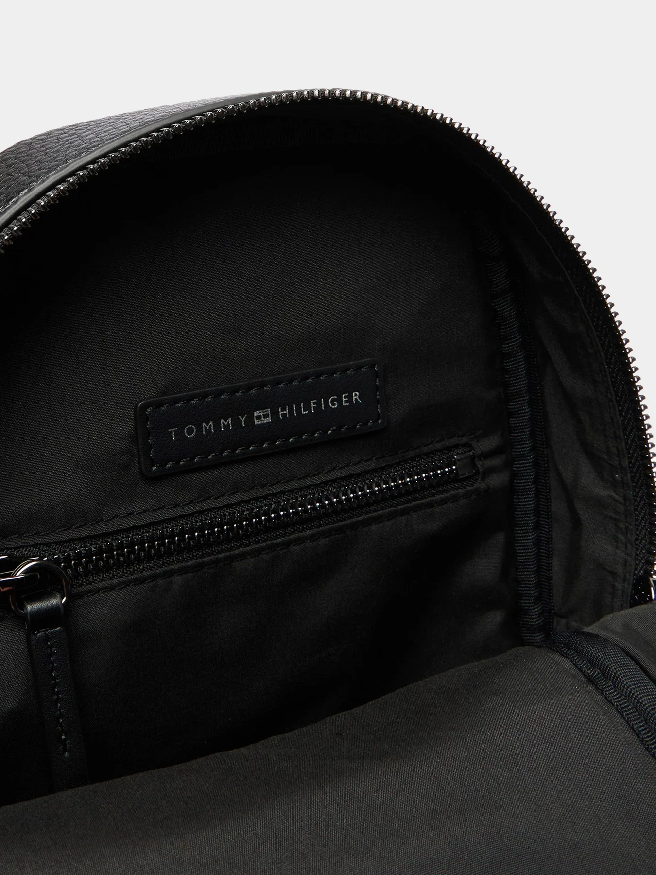 Сумки Tommy Hilfiger модель AM0AM14170-BDS Сумки Tommy Hilfiger модель AM0AM14170-BDS Фото
