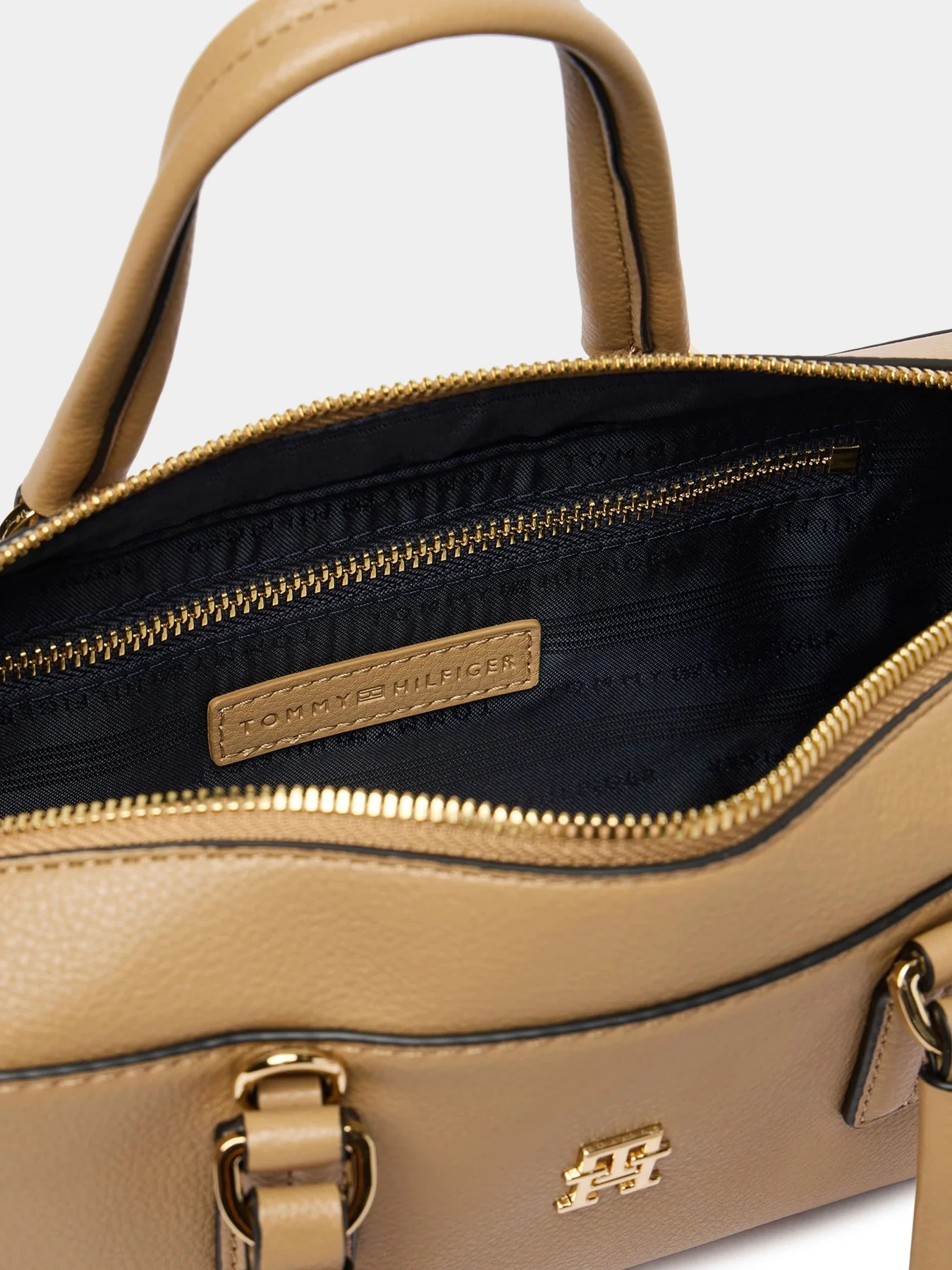 Сумки Tommy Hilfiger модель AW0AW18378-RBC Сумки Tommy Hilfiger модель AW0AW18378-RBC Фото