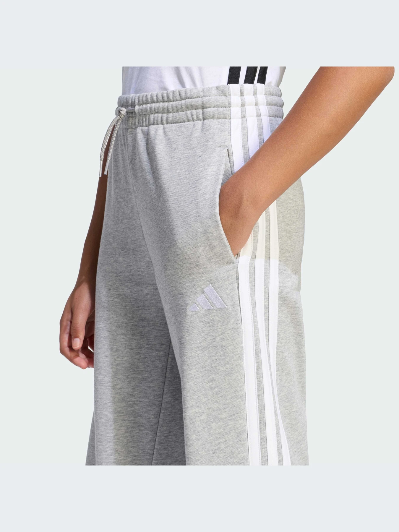 Брюки Adidas Adidas Essentials модель JZ3688-KZ Брюки Adidas Adidas Essentials модель JZ3688-KZ Фото