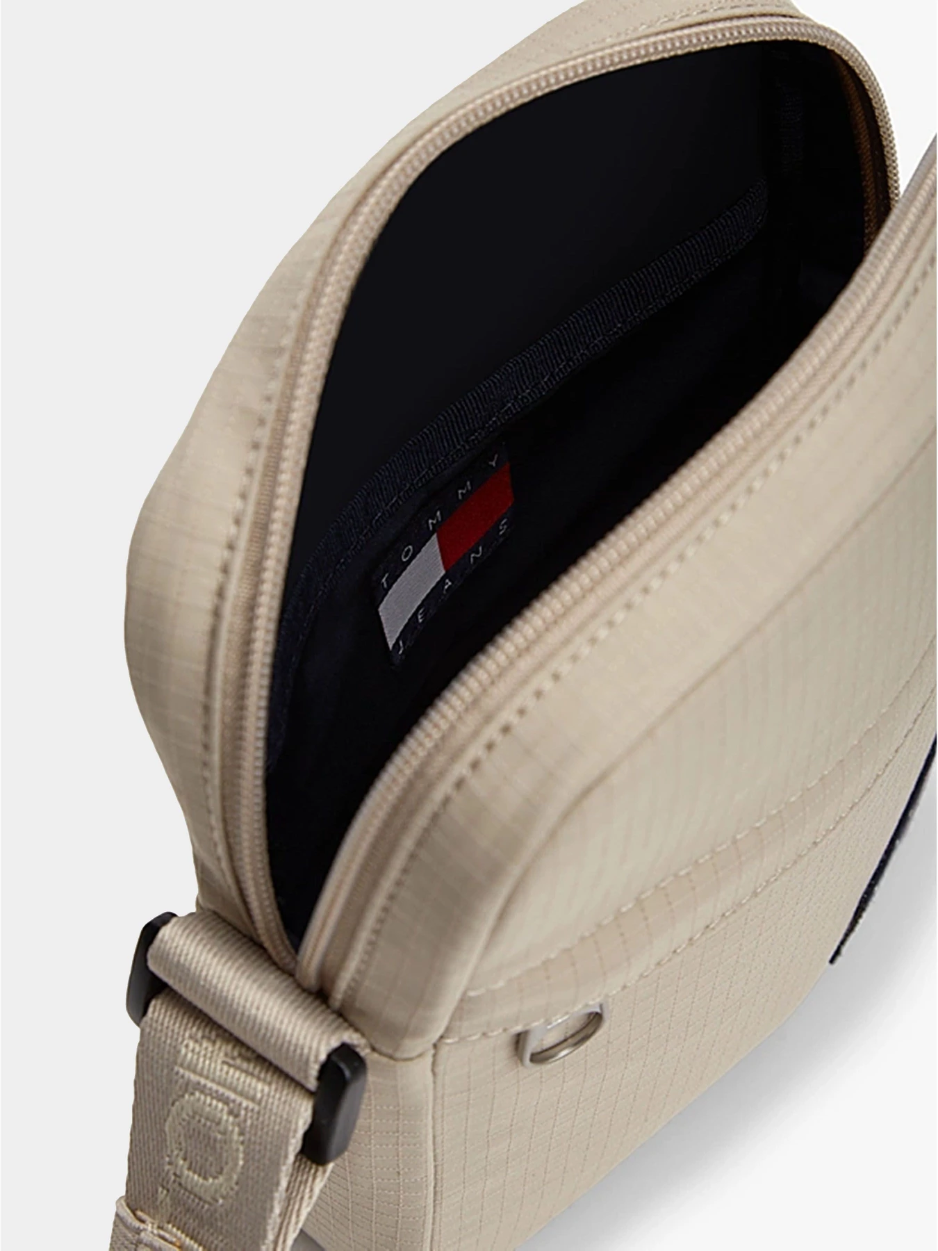 Сумки Tommy Hilfiger модель AM0AM14211-AEP Сумки Tommy Hilfiger модель AM0AM14211-AEP Фото