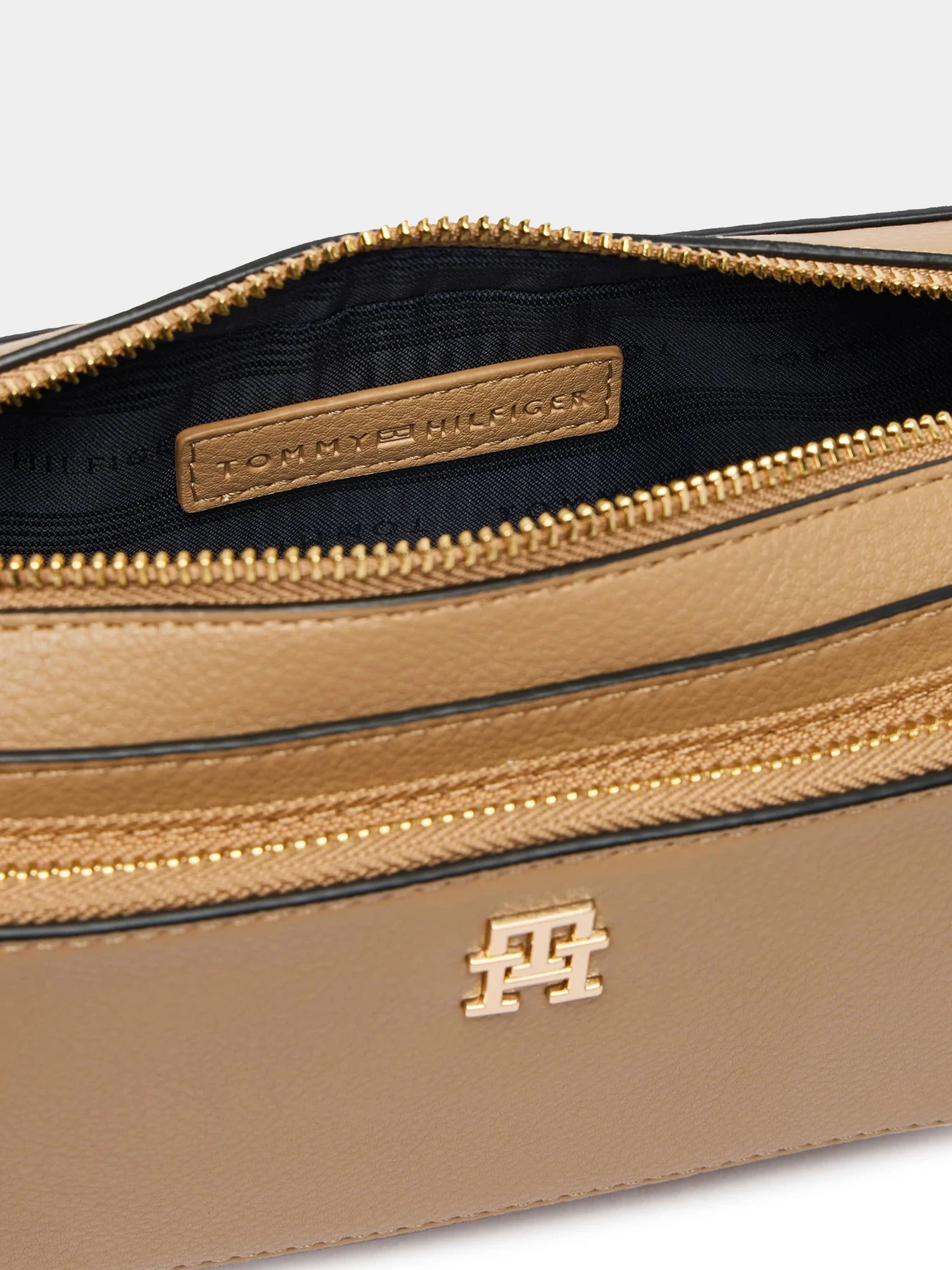 Сумки Tommy Hilfiger модель AW0AW18377-RBC Сумки Tommy Hilfiger модель AW0AW18377-RBC Фото