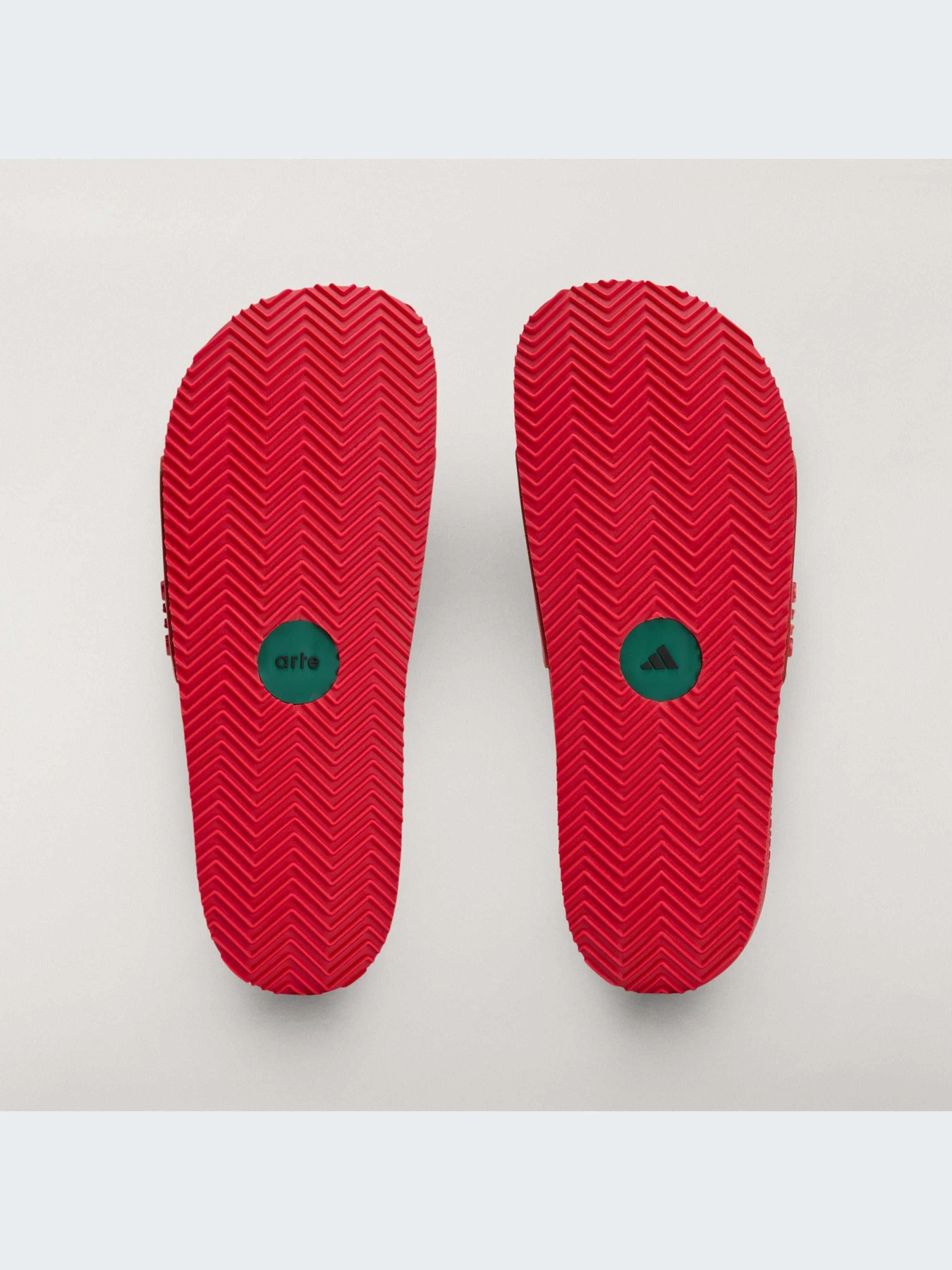 Шлёпанцы Adidas Adilette модель KI8336-KZ Шлёпанцы Adidas Adilette модель KI8336-KZ Фото