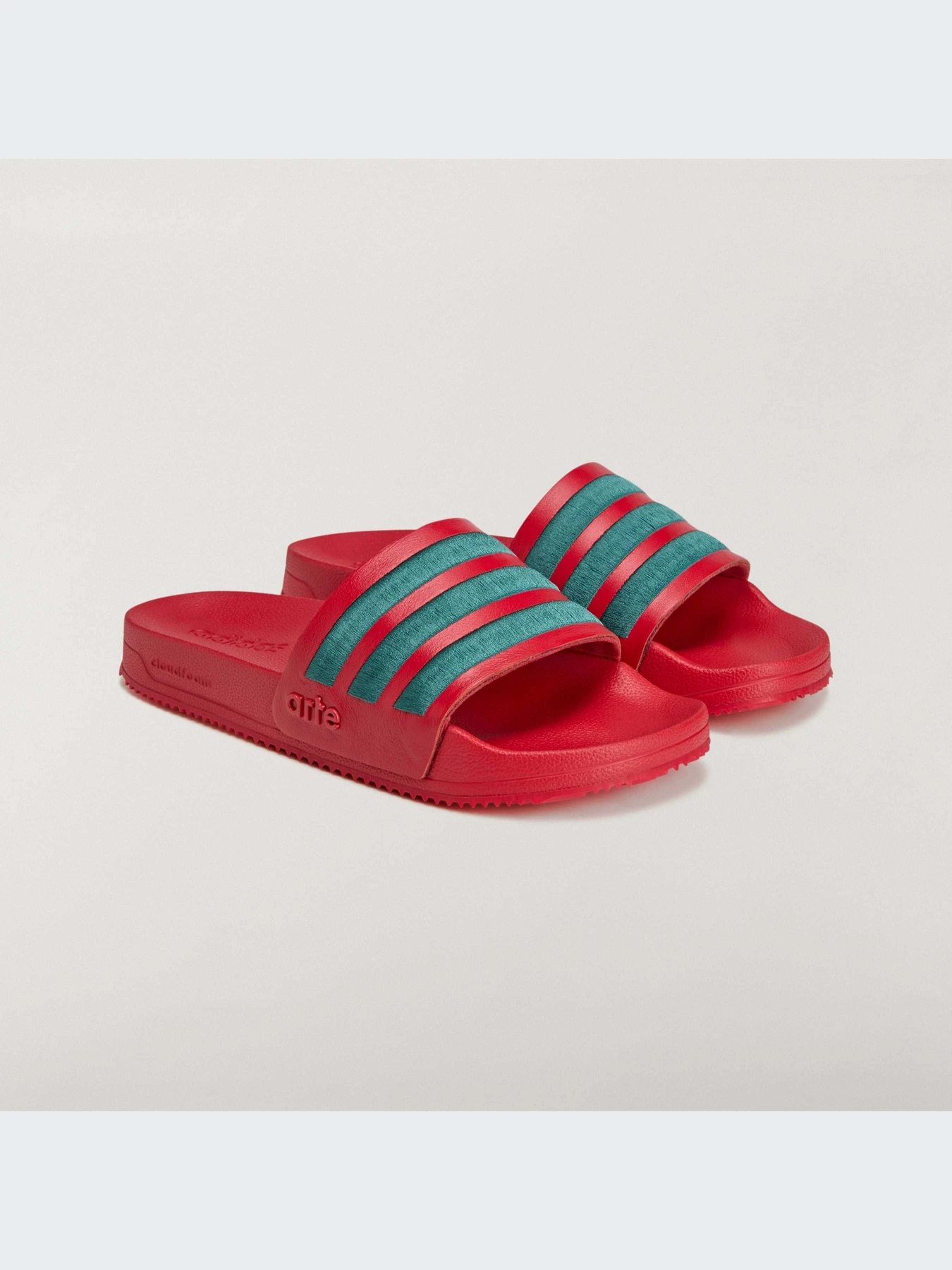 Шлёпанцы Adidas Adilette модель KI8336-KZ Шлёпанцы Adidas Adilette модель KI8336-KZ Фото