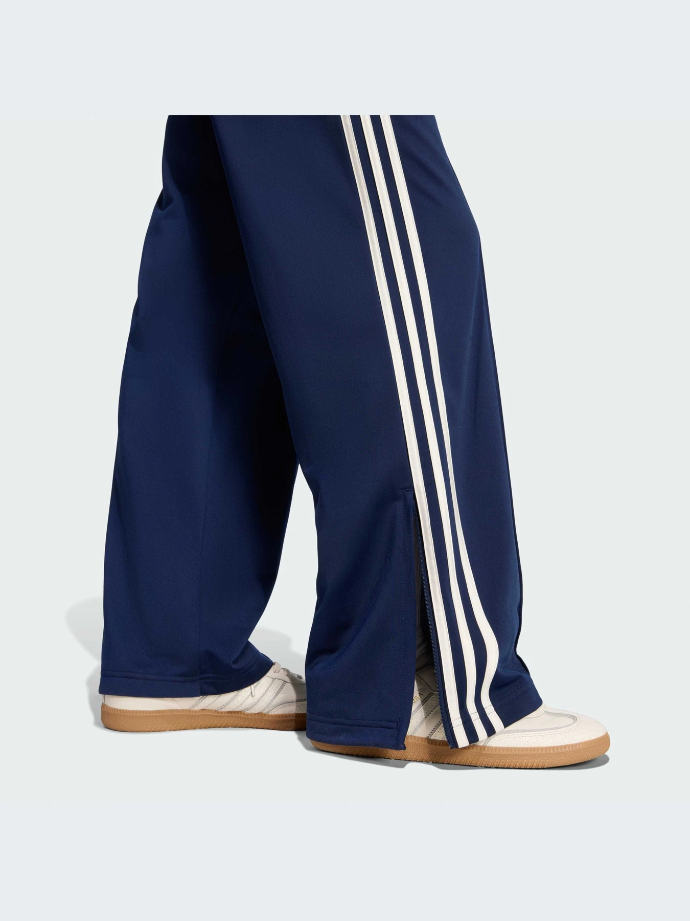 Брюки Adidas Adicolor модель KC9018-KZ Брюки Adidas Adicolor модель KC9018-KZ Фото